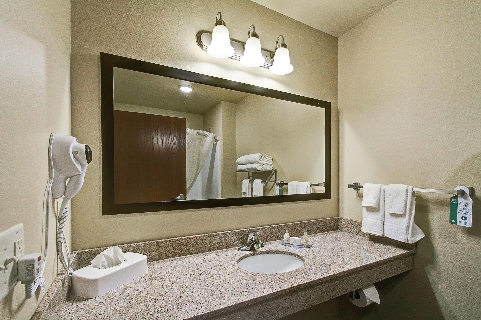 Cobblestone Hotel & Suites Pulaski/Green Bay Экстерьер фото