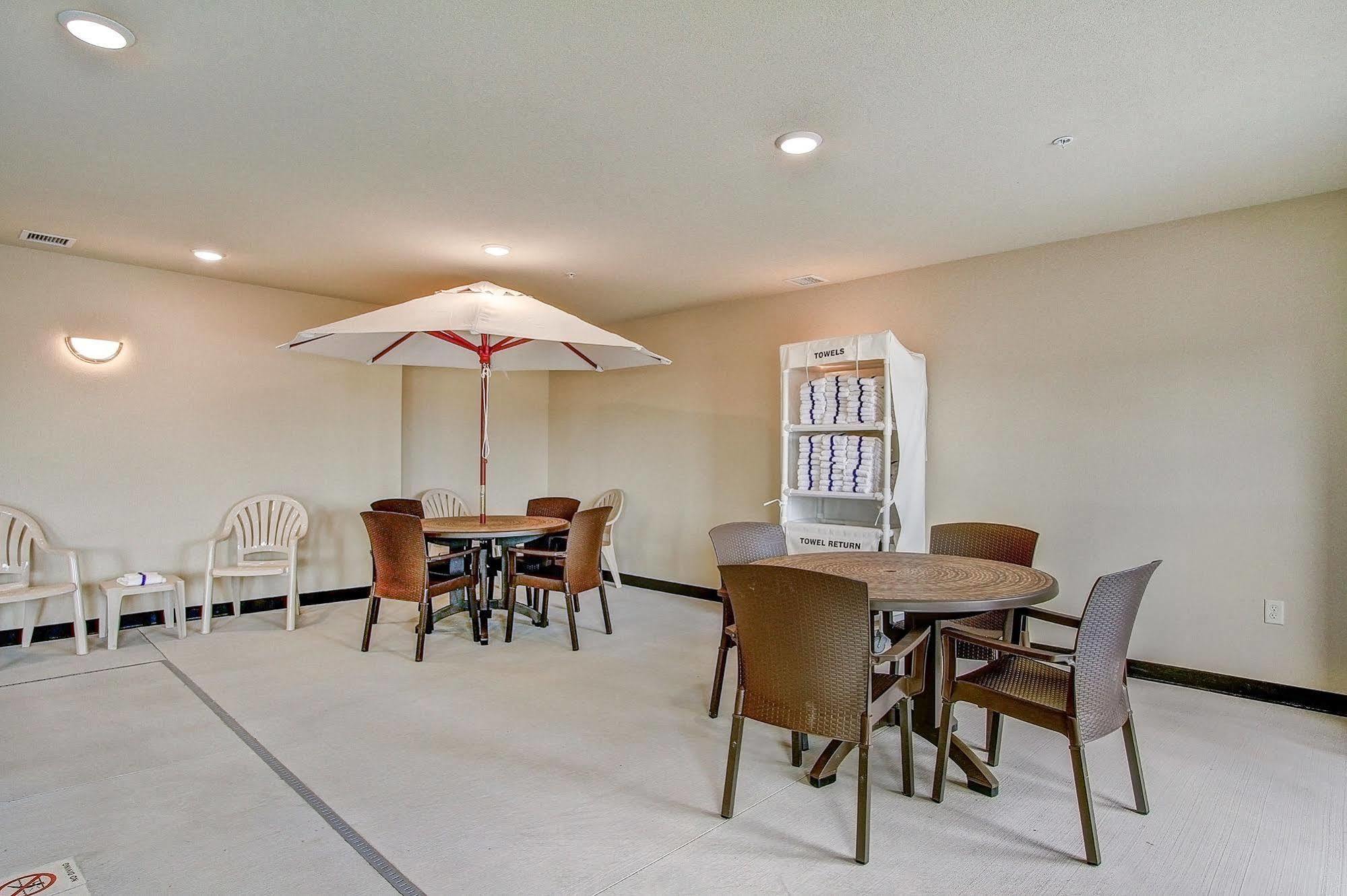 Cobblestone Hotel & Suites Pulaski/Green Bay Экстерьер фото