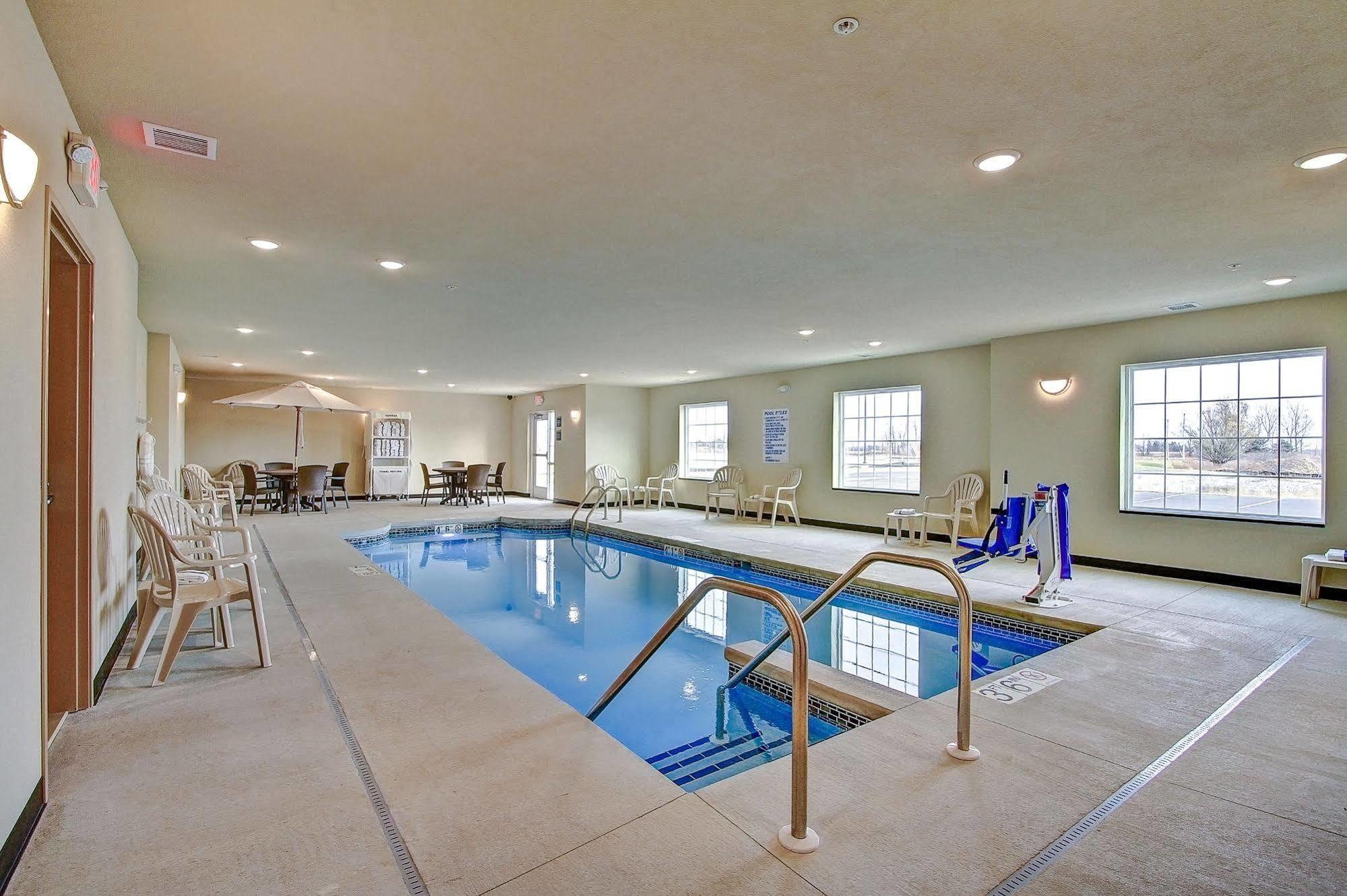 Cobblestone Hotel & Suites Pulaski/Green Bay Экстерьер фото